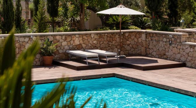 How to find cheap luxury hotels - Shows secluded pool in Italy