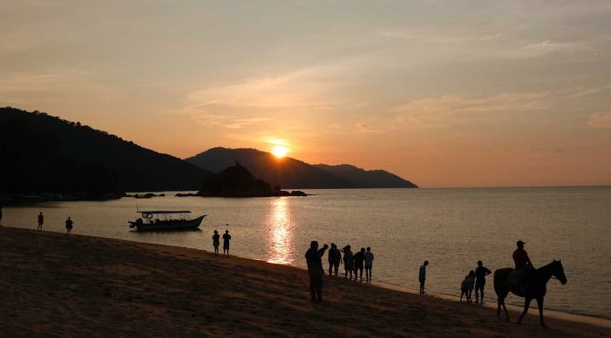 shows Batu Ferrenghi beach at sunset