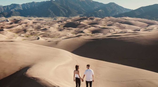 Travelling with your partner tips - Shows a couple on the beach